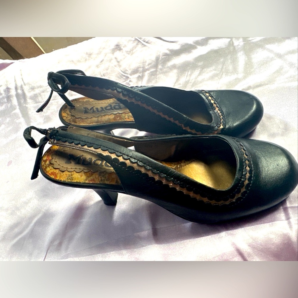 Mudd Black Gold Low Heels  Size 6.5 Womens EXCELLENT Condition.